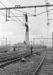 166466 Afbeelding van werkzaamheden aan de bovenleiding met behulp van een rolladder op het emplacement Dijksgracht te ...